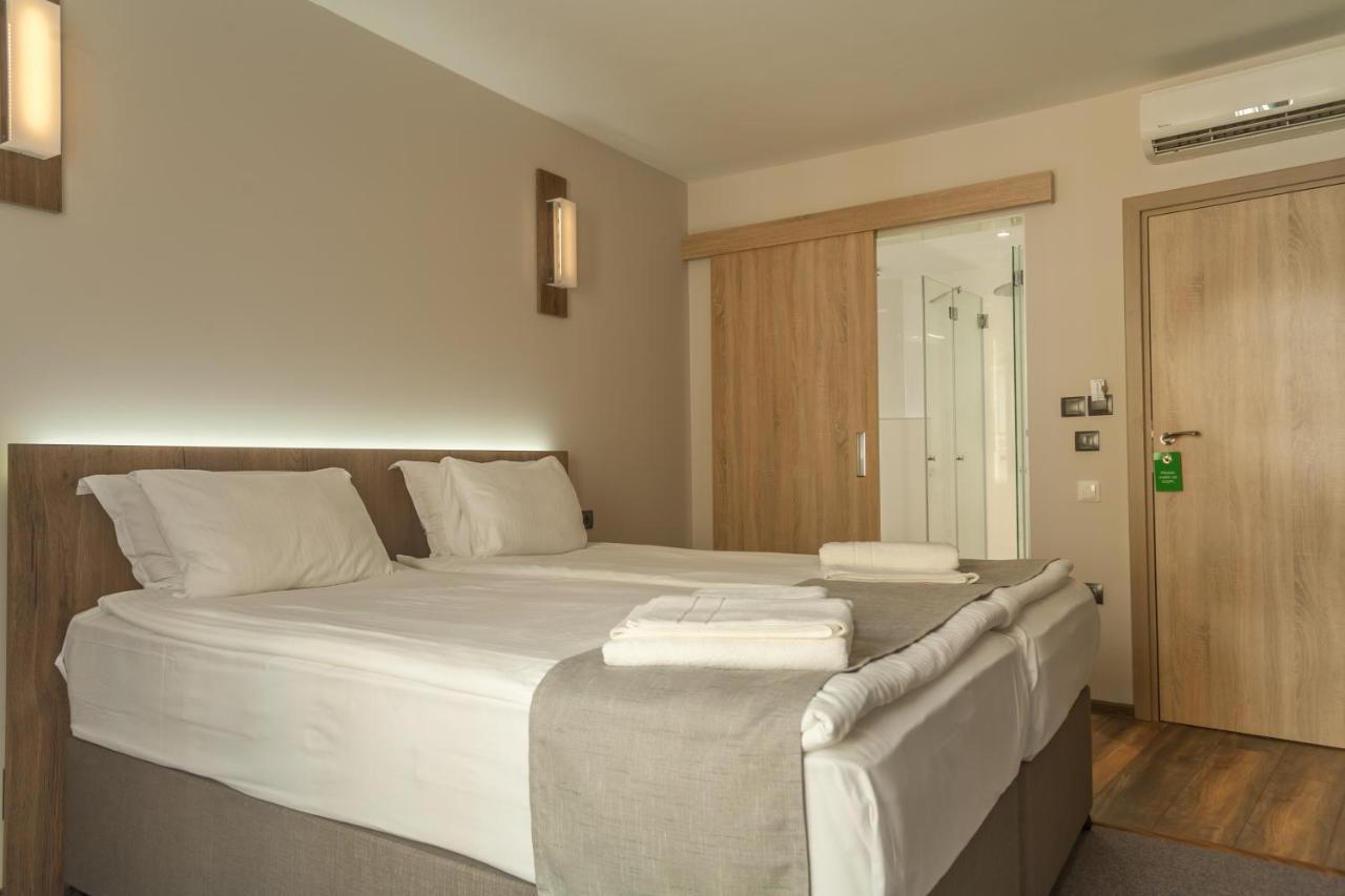 Hugo Hotel Warna