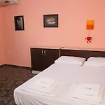 Peach Coloured 2-Bdr Apartment By The Sea Garden