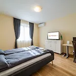 Sunny And Quiet 2Bdr Central Apartment