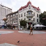 Top Location In Center And Paid Parking