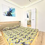 Art Apartment + 2Bd Parking Space