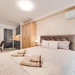 Deluxe And Central Garden Apartment