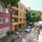 Deluxe And Central Garden Apartment
