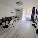 Central Luxe Apartment - Elisha