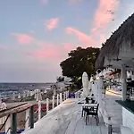 La Mer Spacious Apartment With A Sea View