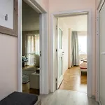Central Train Station Flat With Port View