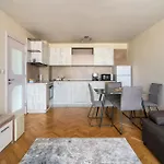 Central Train Station Flat With Port View