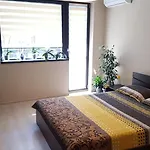 Poli'S Aparment Sunny Freesia