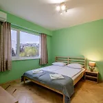 Peaceful Apartment With Free Parking