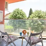 Sunny Flat With Pool