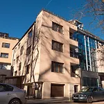 Cozy 1-Bedroom Apartment 5 Min From The Beach