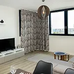 Sea View 1Bd Modern Flat In Chayka