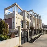 Seaside Apartment With A Garden