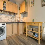 Sunny Flat-4 People-Delta Mall-Private Parking Space