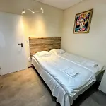 Flamingo Top Center Apartment