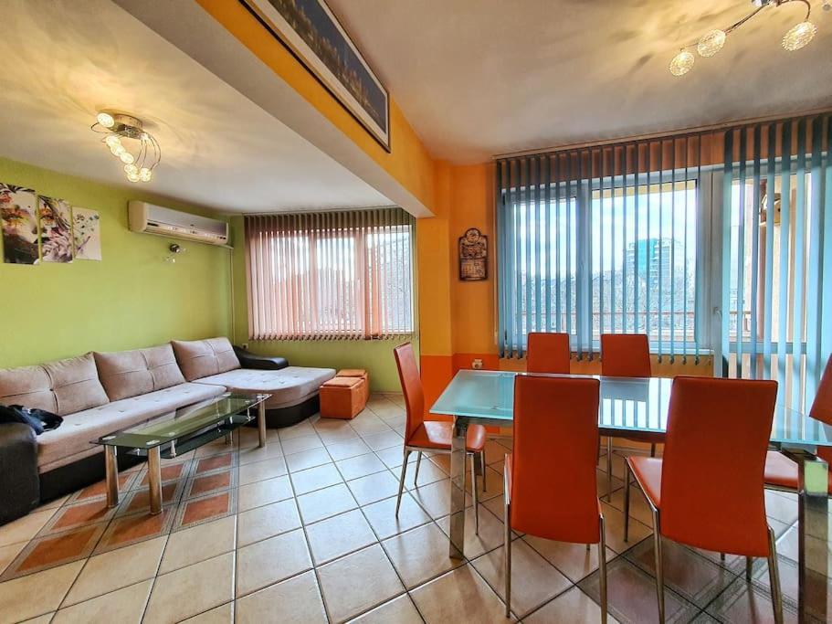просторна всекидневна и спалня Apartment