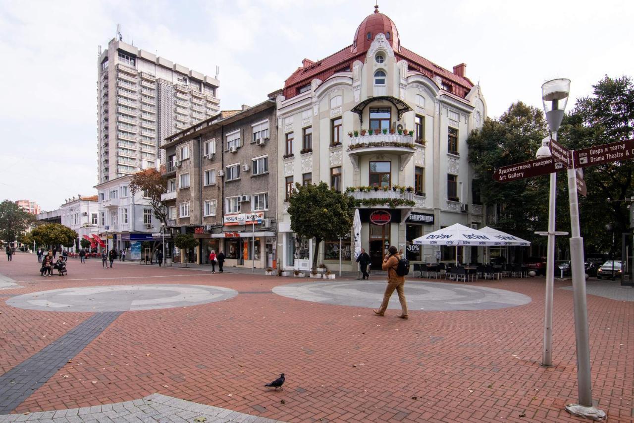 Top Center 2 Bedrooms And Parking Option *